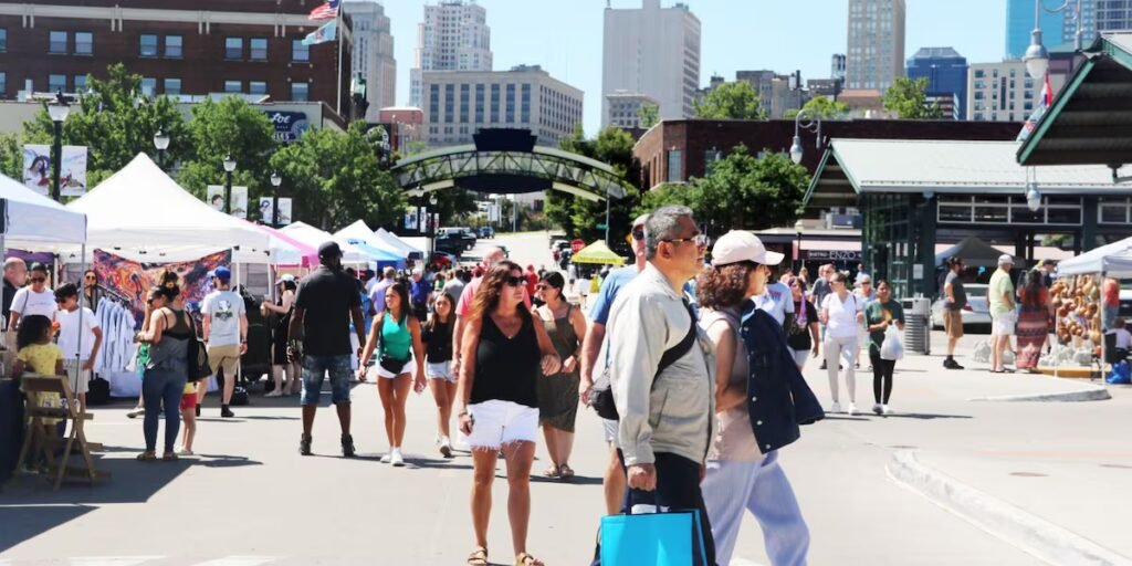 Weekly outdoor art market returns to River Market for 2026 season Weekly outdoor art market returns to River Market for 2026 season